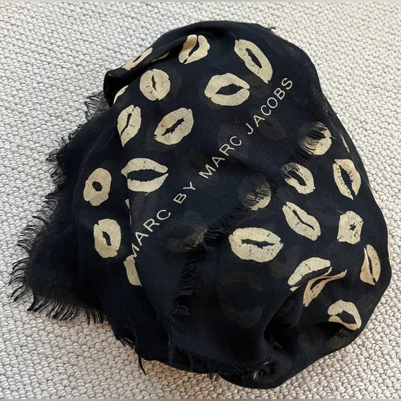 MARC JACOBS Kiss Print Scarf - Picture 6 of 10